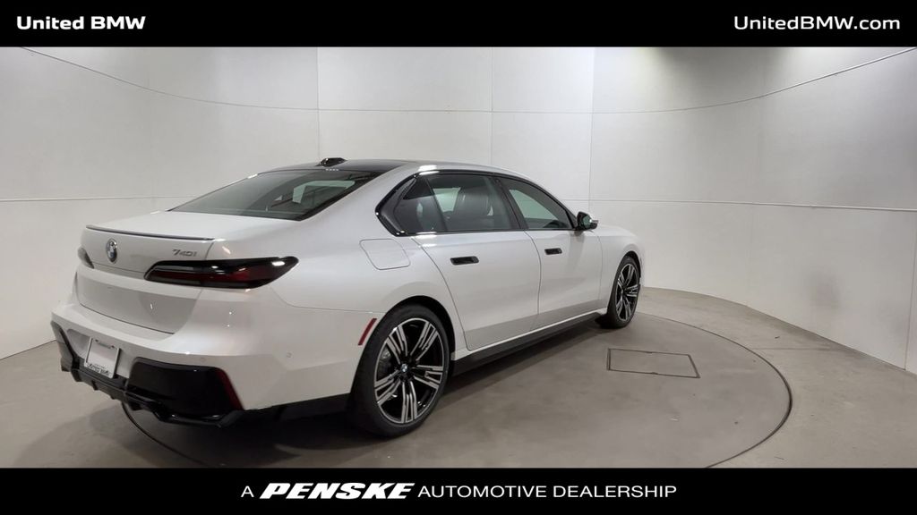 Thumbnail: 2025 BMW 7 Series - 8