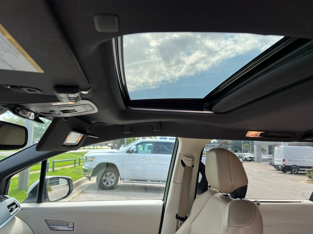 2022 Wind Chill Pearl Toyota Sienna XLE FWD Van