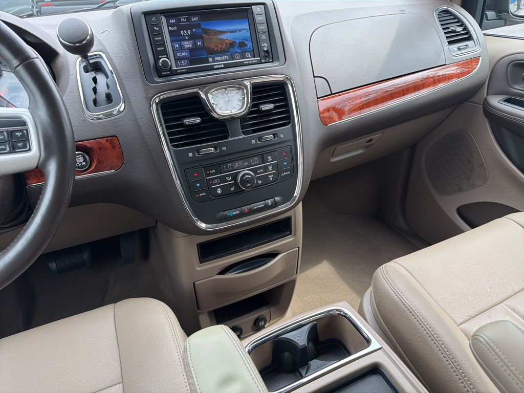 Thumbnail: 2015 Chrysler Town & Country - 15