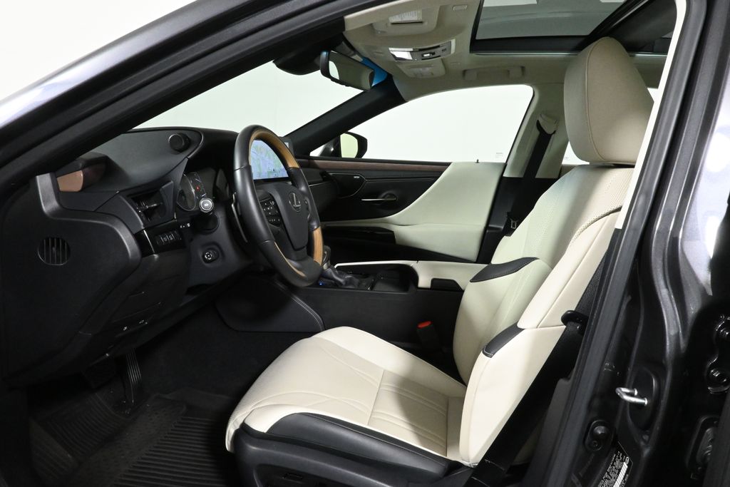 Thumbnail: 2025 Lexus ES - 3