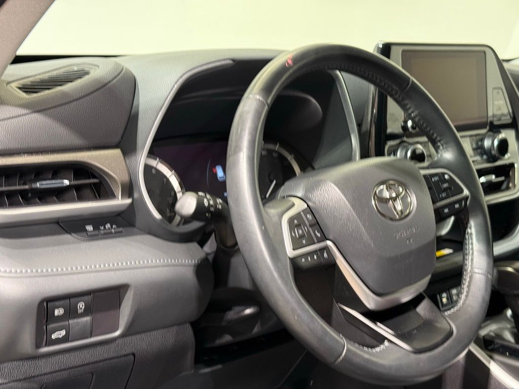 Thumbnail: 2023 Toyota Highlander - 17