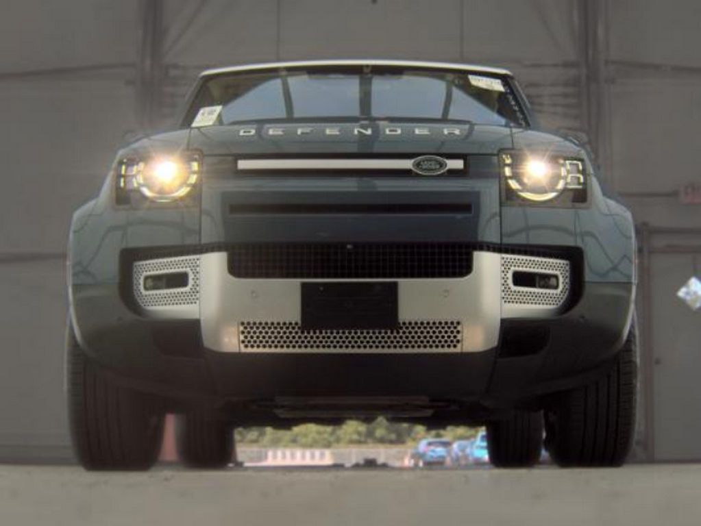Used 2021 Blue Land Rover SE image 4