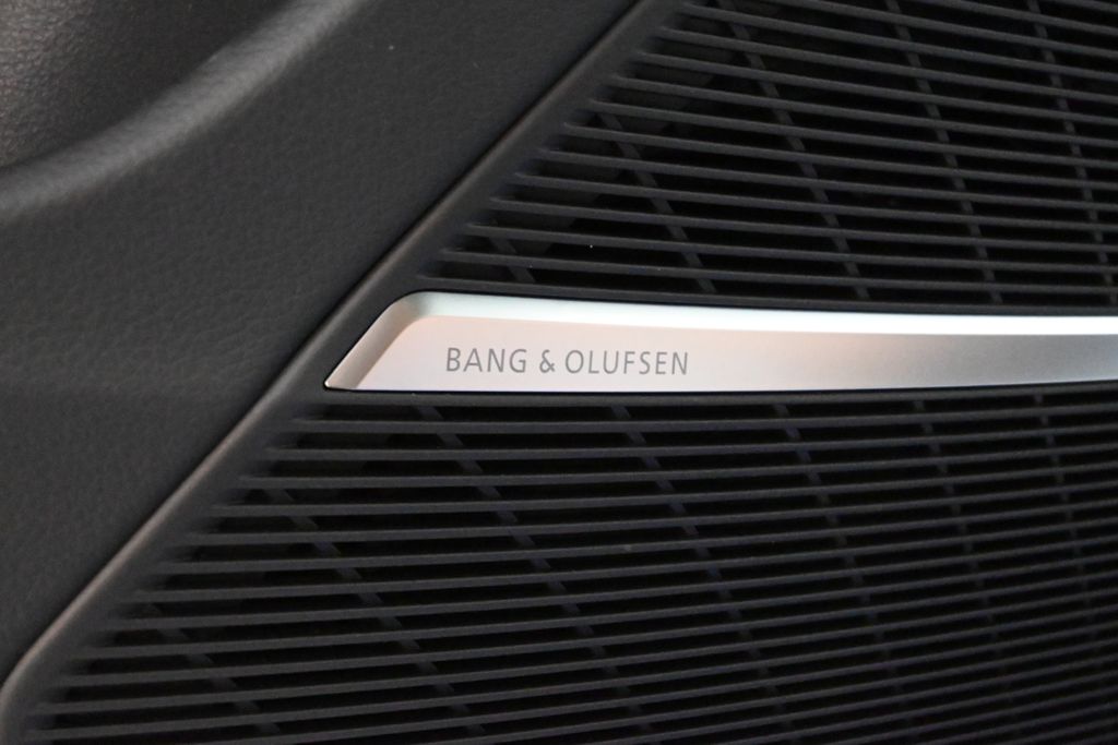 Thumbnail: 2025 Audi Q8 - 25