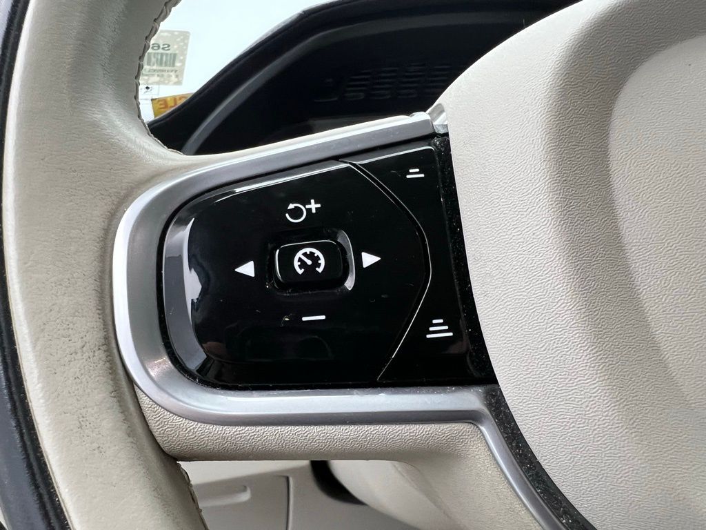 Thumbnail: 2022 Volvo XC90 - 20