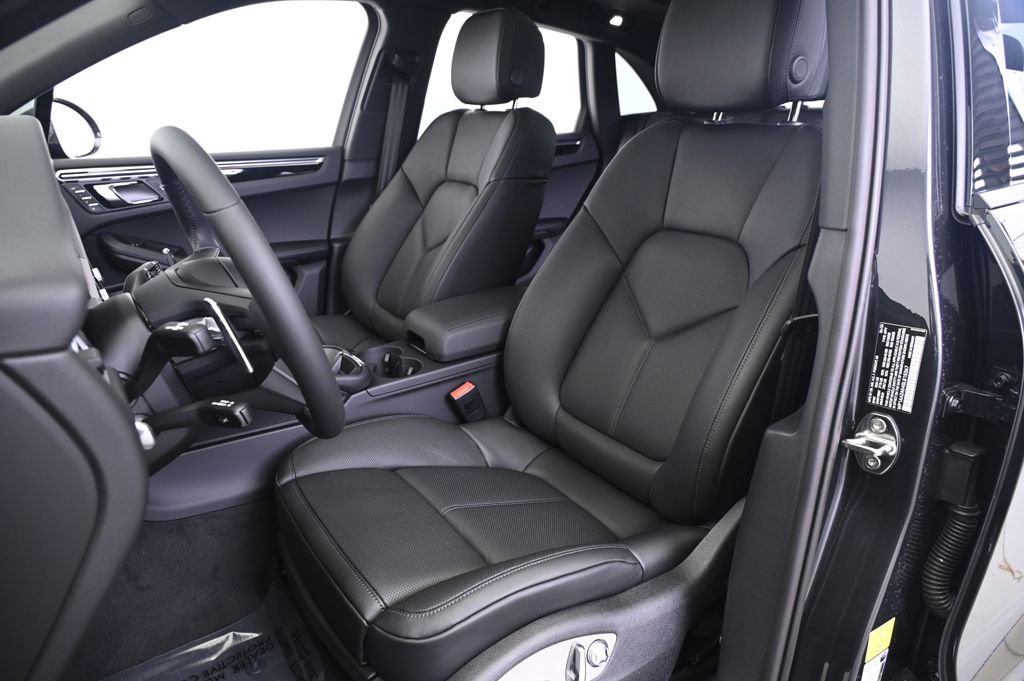 Thumbnail: 2025 Porsche Macan - 5