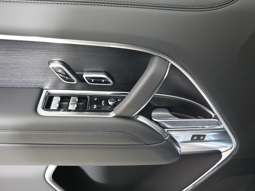 Thumbnail: 2025 Land Rover Range Rover - 25