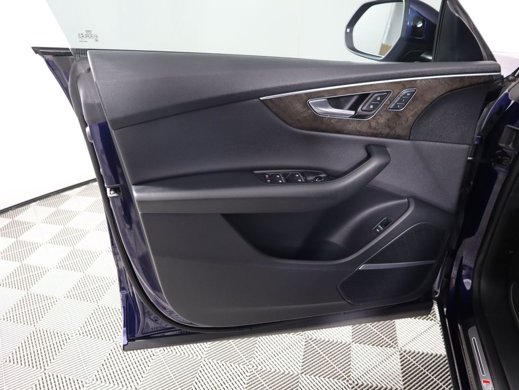 Thumbnail: 2020 Audi Q8 - 25