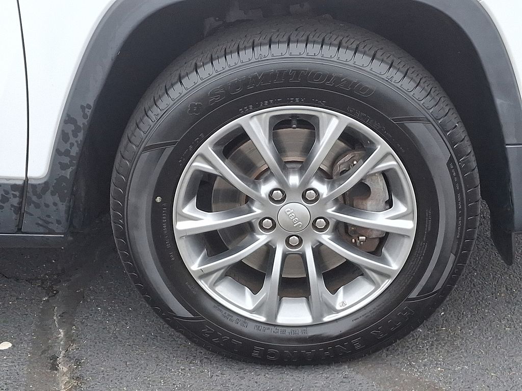 Thumbnail: 2019 Jeep Cherokee - 8