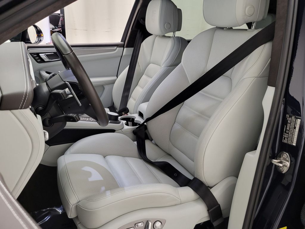 Thumbnail: 2021 Porsche Macan - 25