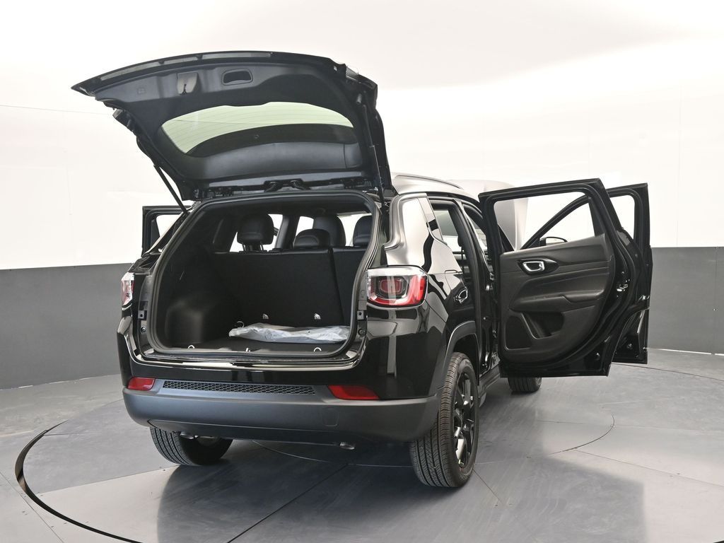 New 2026 Diamond Black Crystal Pearlcoat Jeep Latitude image 68