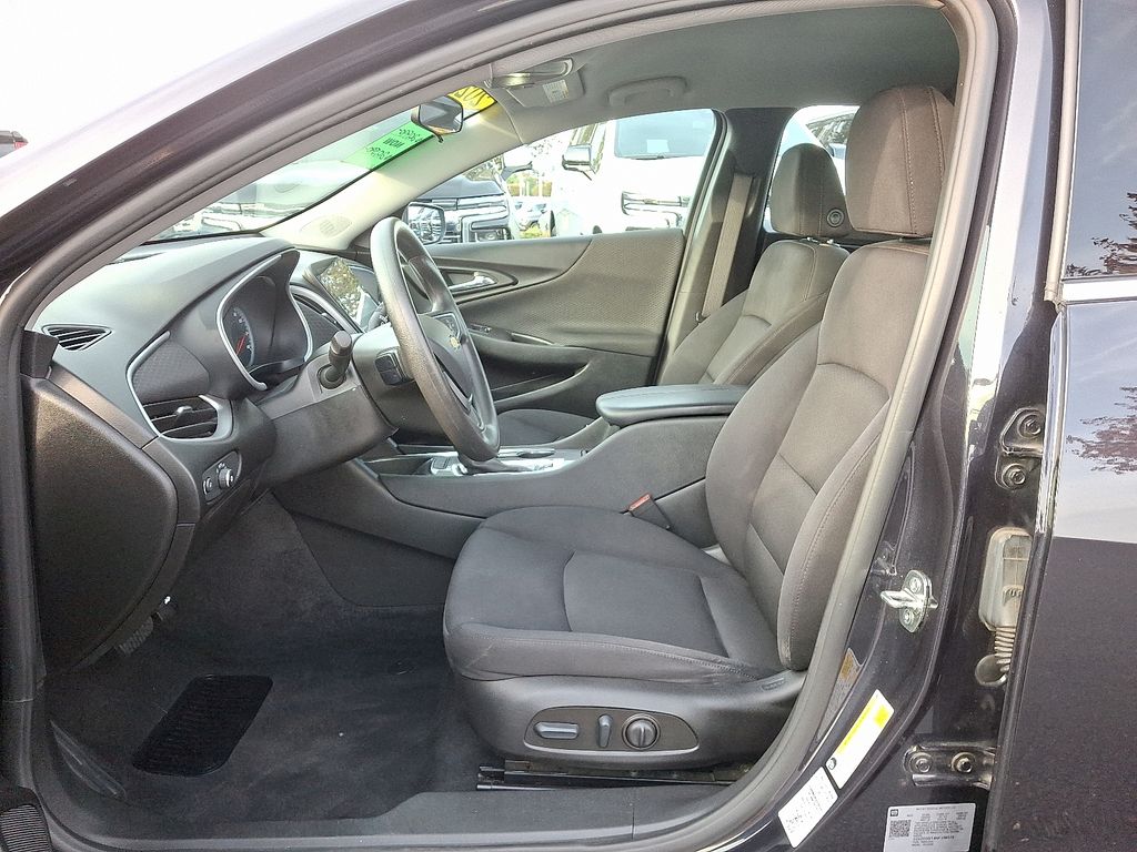 Thumbnail: 2022 Chevrolet Malibu - 14