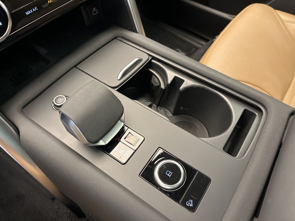 Thumbnail: 2023 Land Rover Discovery - 20