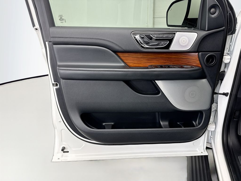 Thumbnail: 2020 Lincoln Navigator - 23