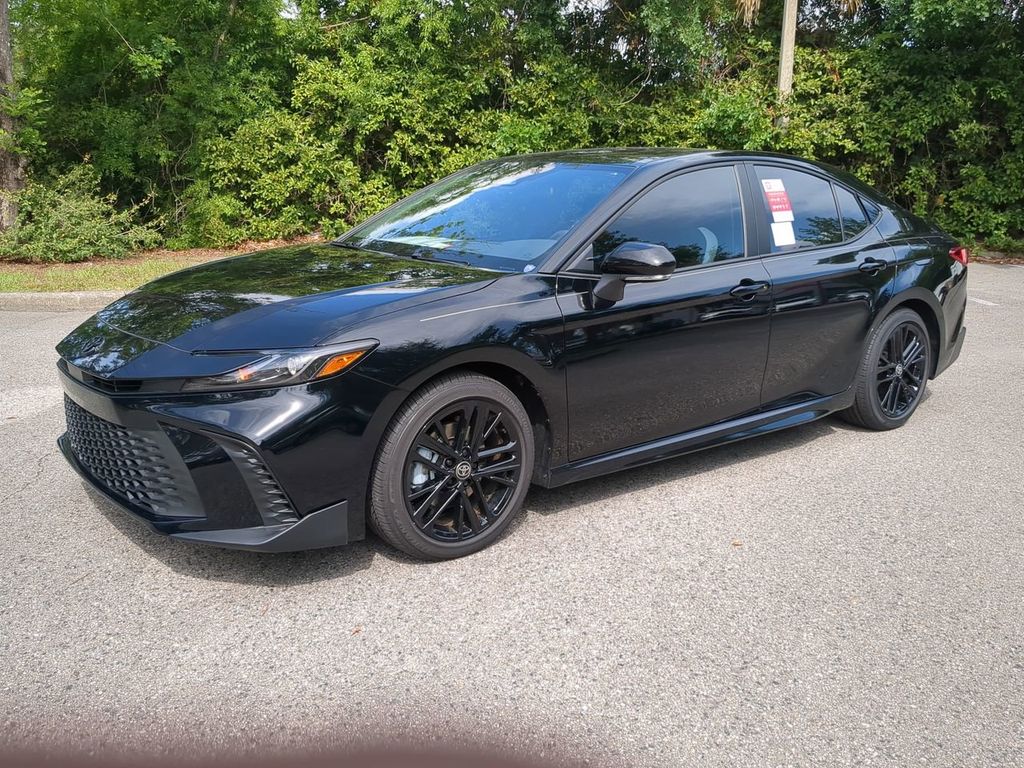 2025 Toyota Camry SE's photo
