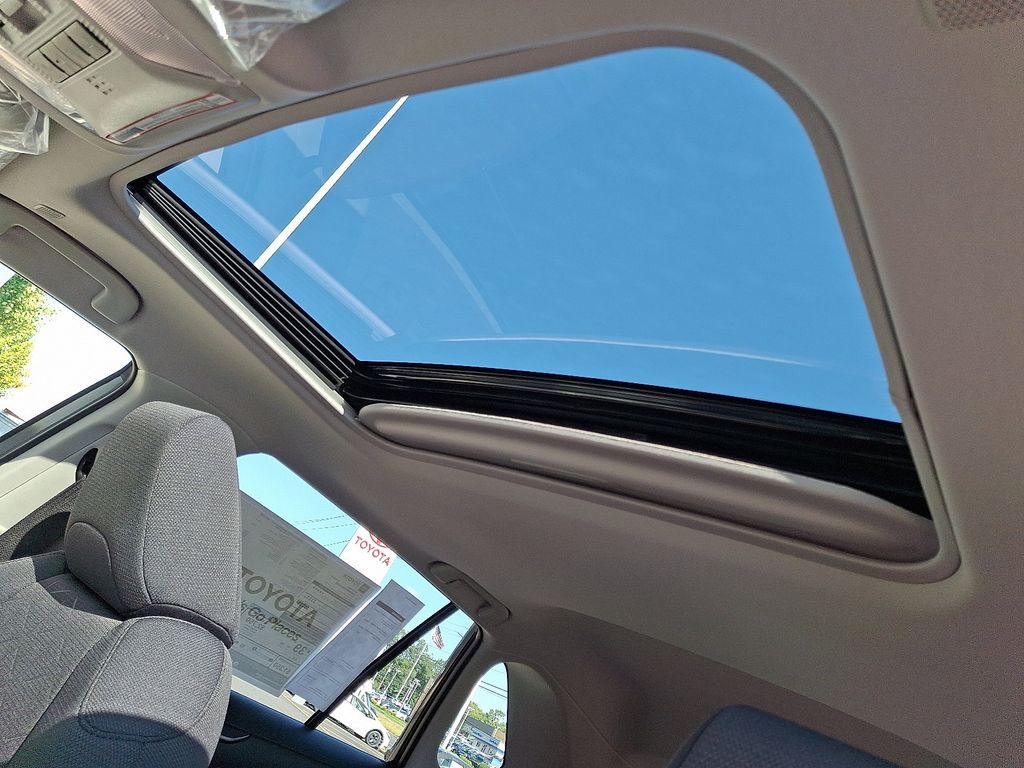 Thumbnail: 2025 Toyota RAV4 - 10