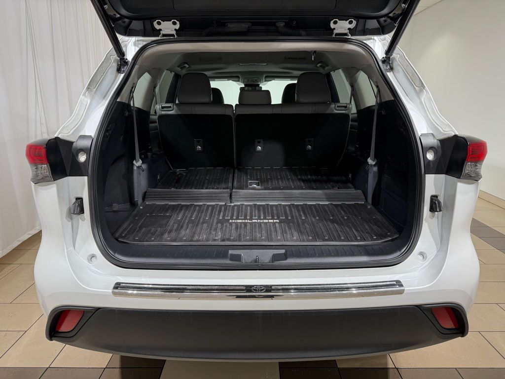 Thumbnail: 2022 Toyota Highlander - 12