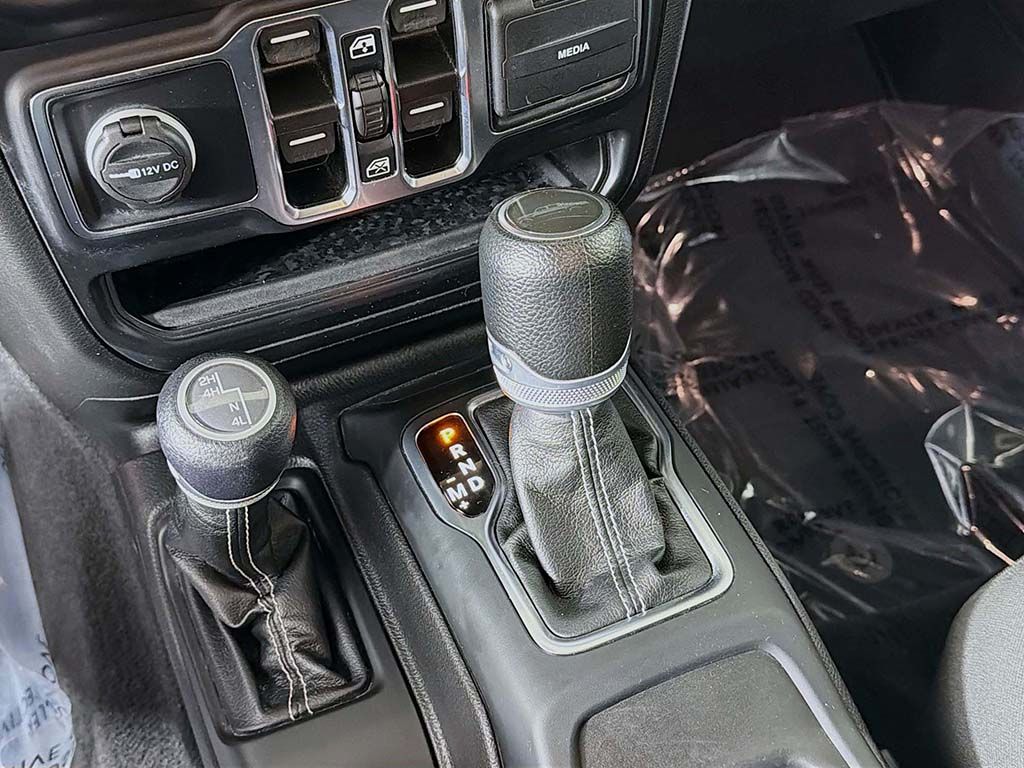 Used 2023 White Jeep Overland image 36