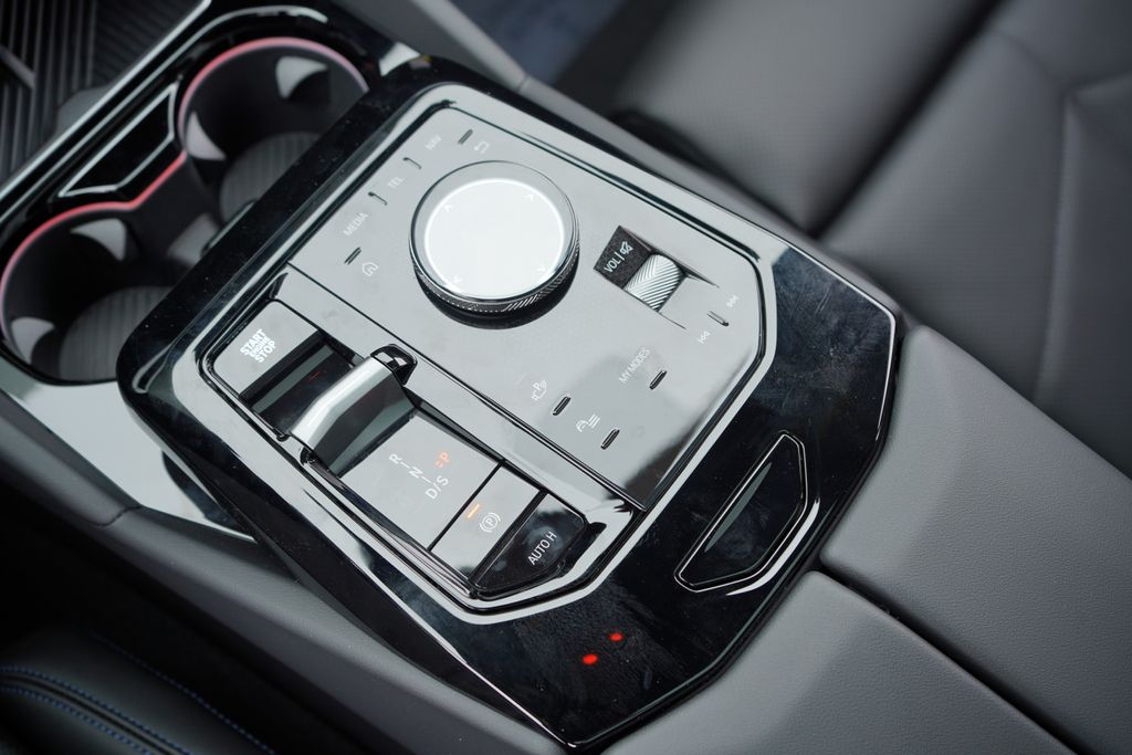 Thumbnail: 2026 BMW 5 Series - 20