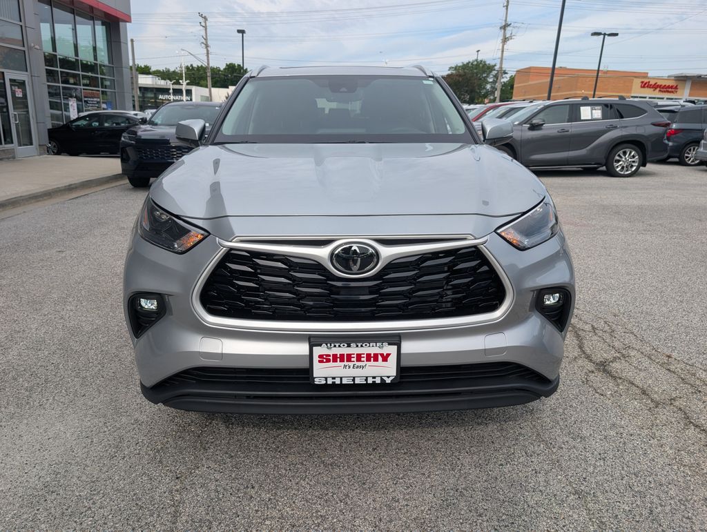 Used 2025 Silver Toyota XLE image 33