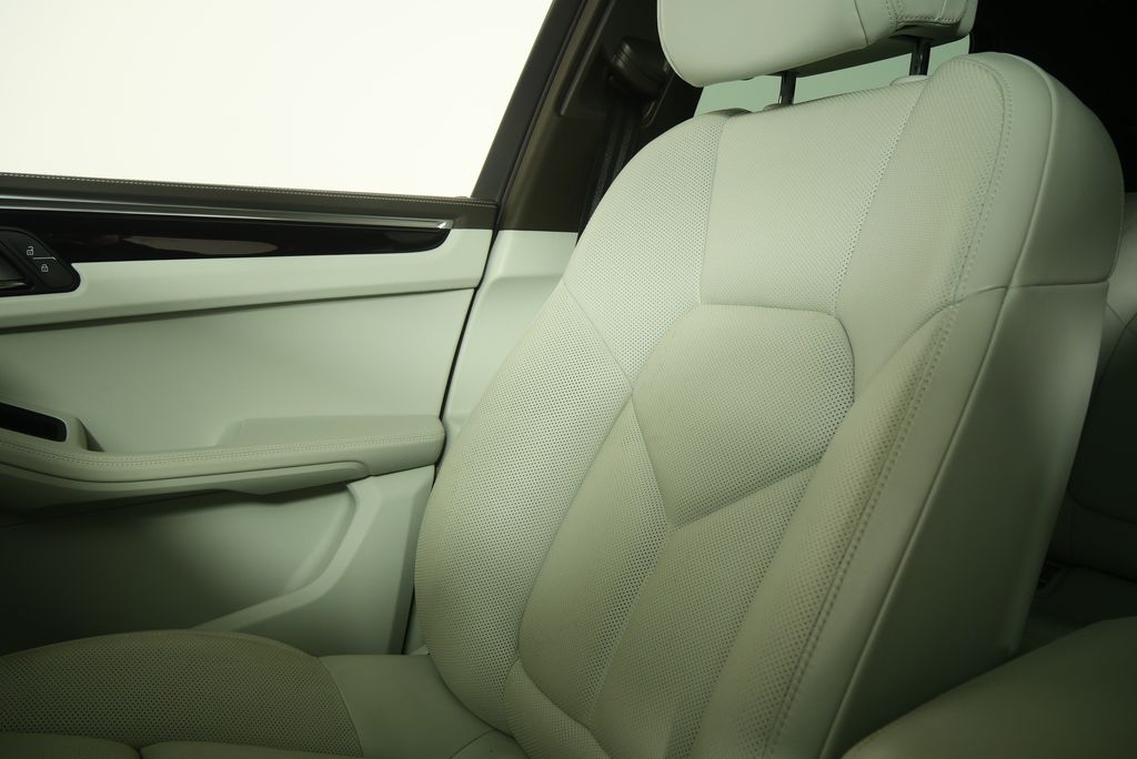 Thumbnail: 2021 Porsche Macan - 27