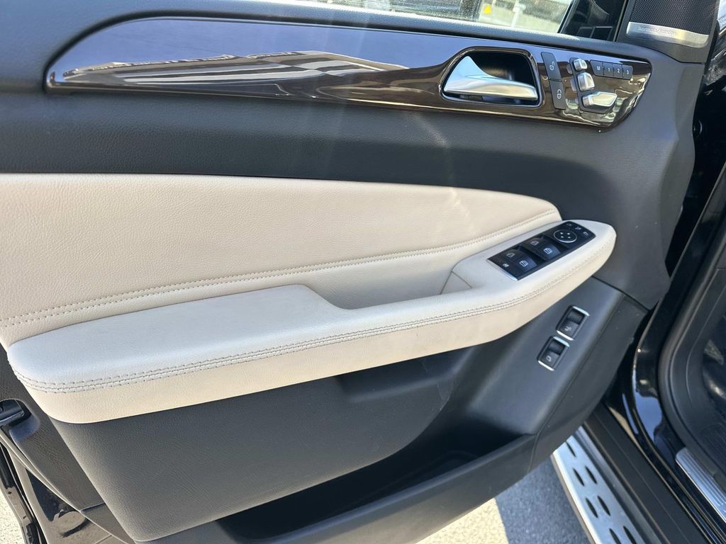 Thumbnail: 2018 Mercedes-Benz GLS - 30