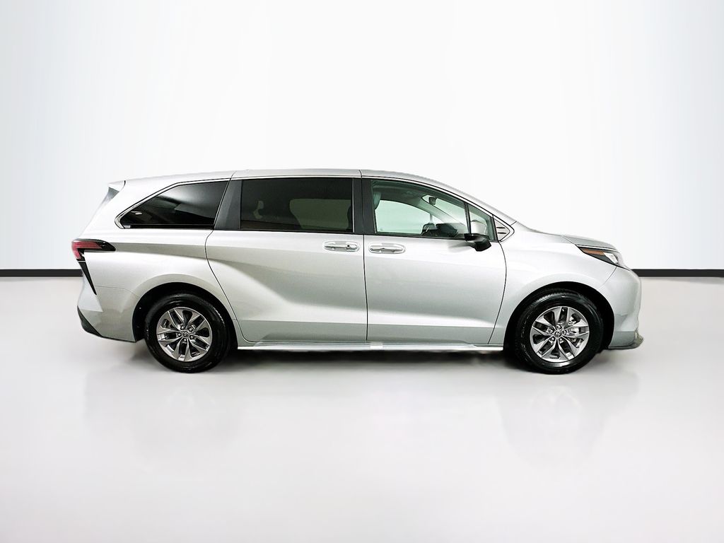 2022 Toyota Sienna XLE 4