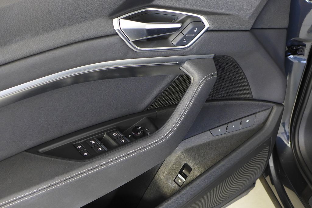 Thumbnail: 2022 Audi e-tron - 12