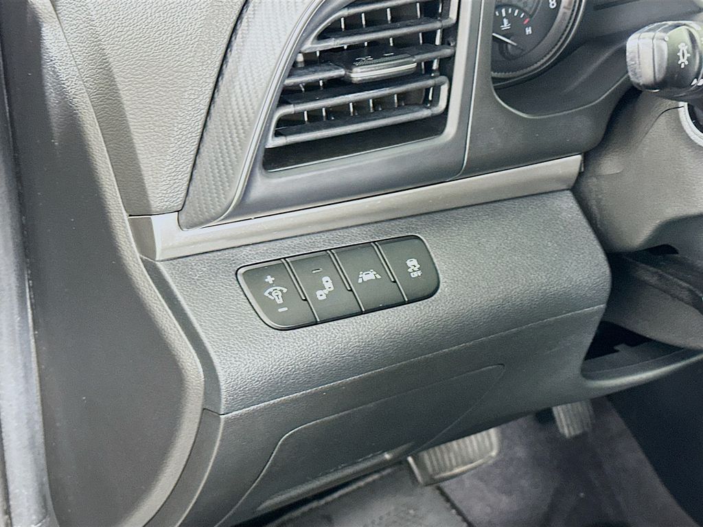 Thumbnail: 2020 Hyundai Elantra - 10