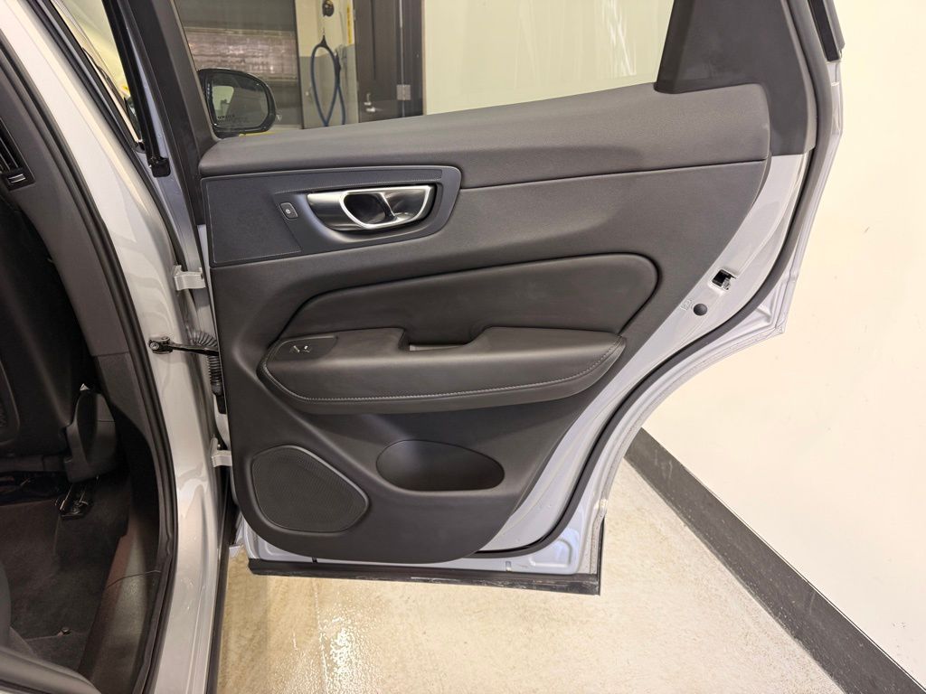 Thumbnail: 2025 Volvo XC60 - 24