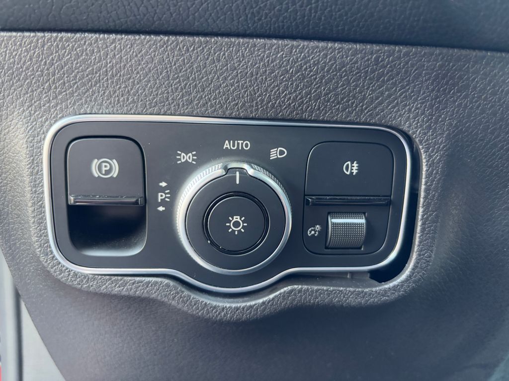 Thumbnail: 2020 Mercedes-Benz GLB - 10