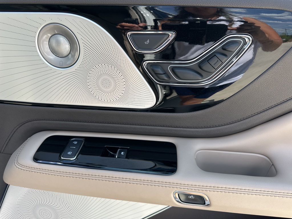 2021 Pristine White Lincoln Aviator Reserve AWD SUV