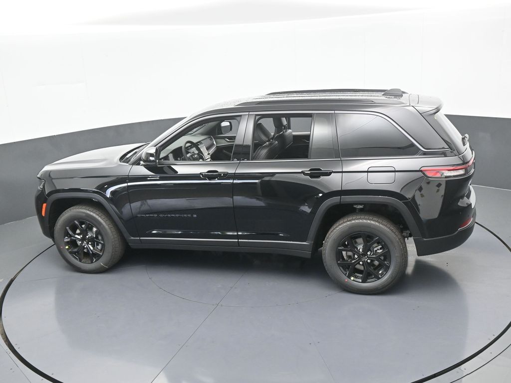 New 2026 Diamond Black Crystal Pearlcoat Jeep Laredo image 41