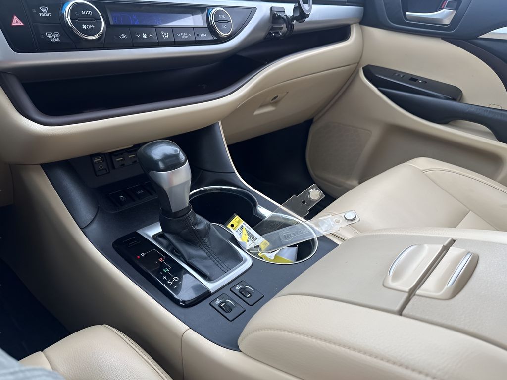 Used Car 2019 Toyota Highlander  Xle For Sale Under $25,000 In Austin, Texas