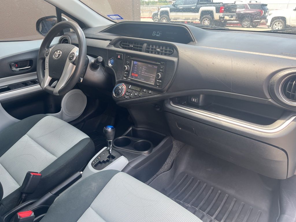 2014 Toyota Prius c Three 24