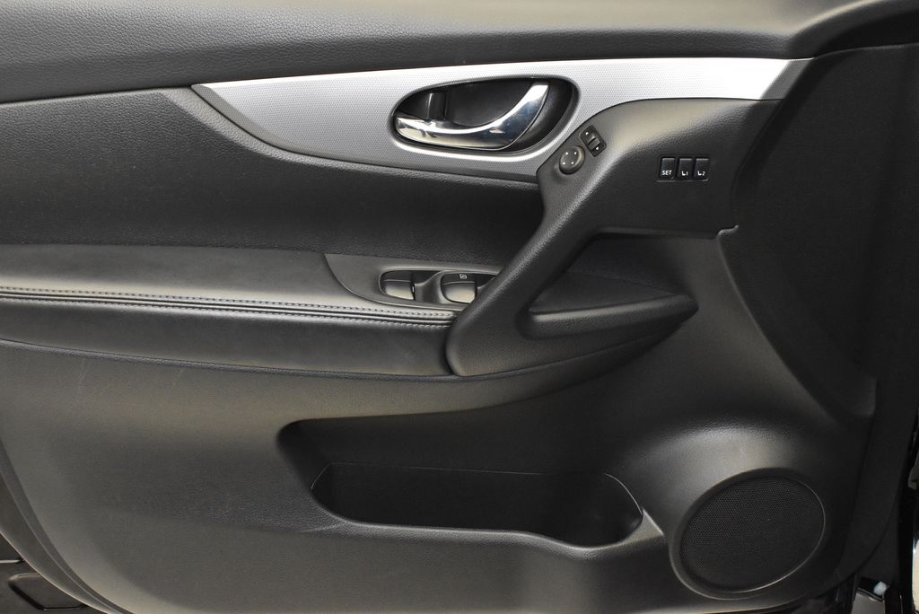 2020 Nissan Rogue Sport SL 11