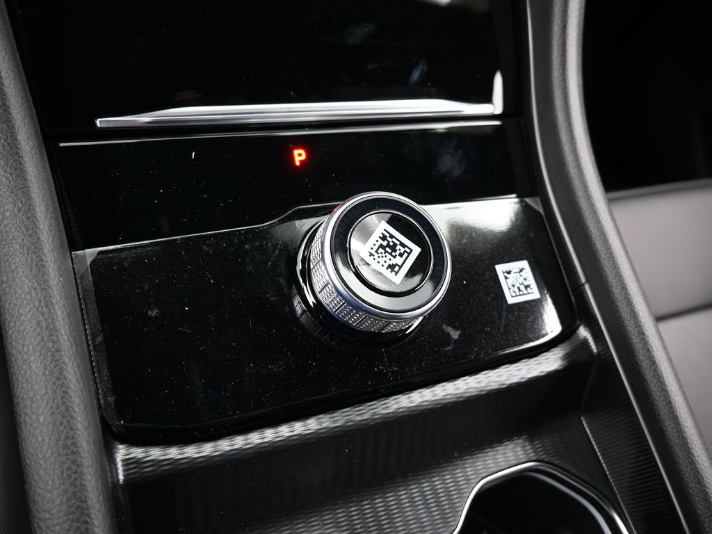 Used 2025 Diamond Black Crystal Pearlcoat Jeep Limited image 21