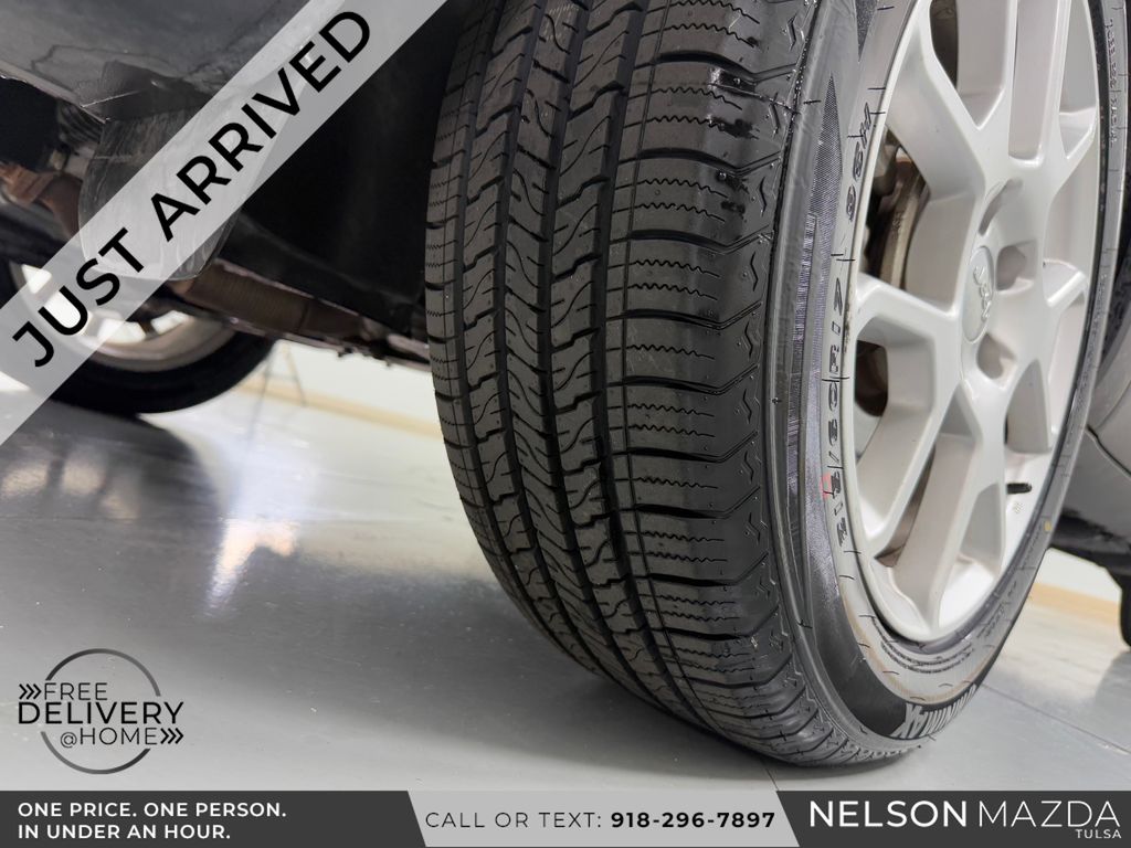 Used 2019 Blue Jeep Latitude image 10