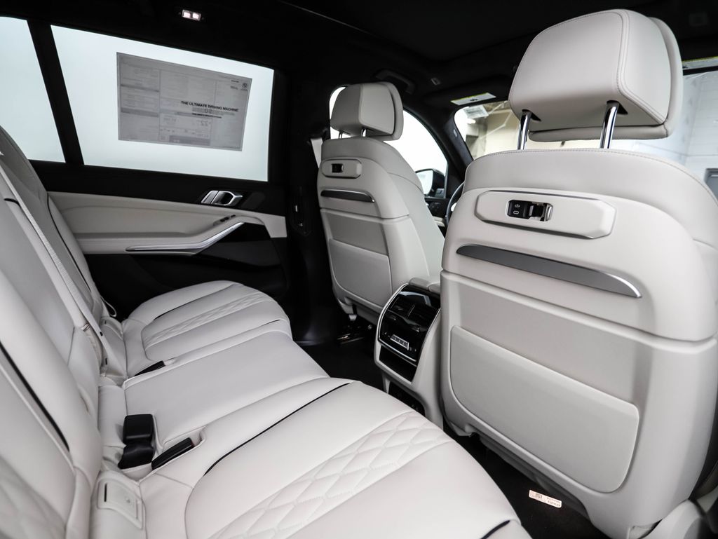Thumbnail: 2027 BMW X7 - 32