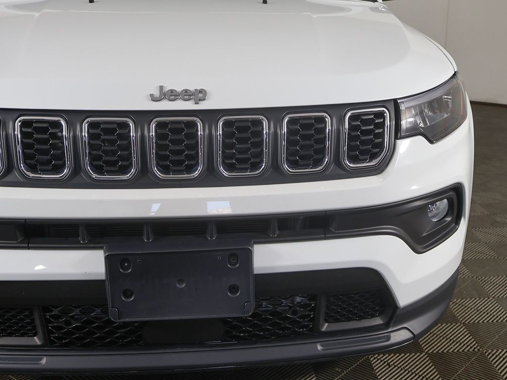 Used 2025 White Jeep Latitude image 13
