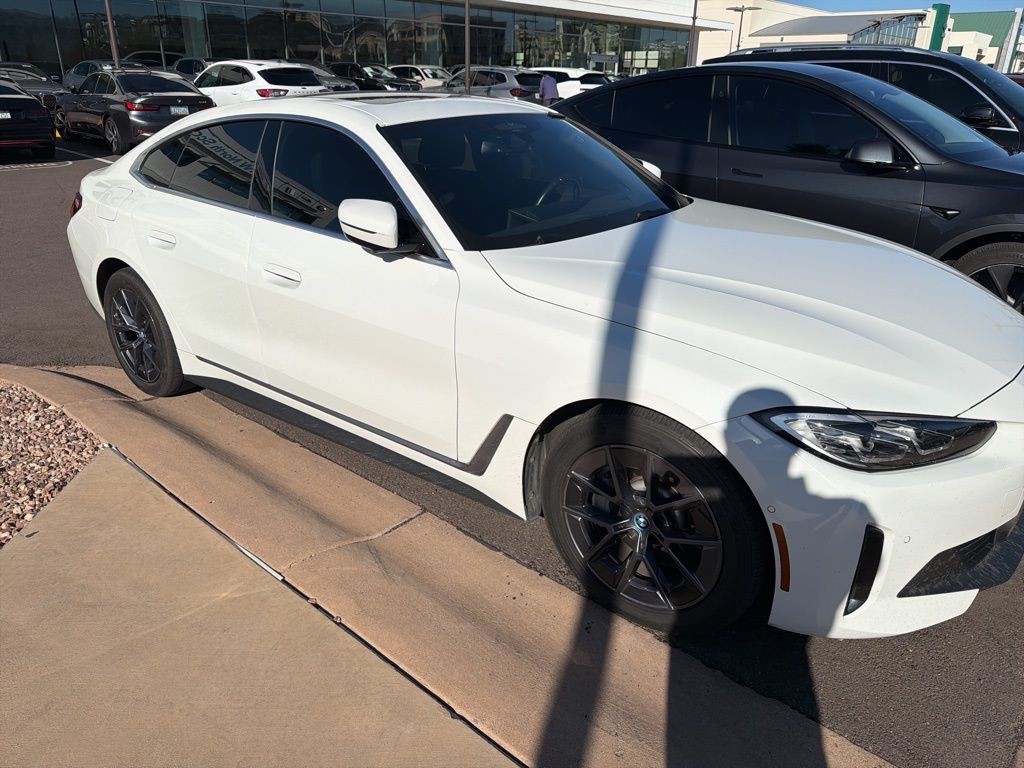 Thumbnail: 2022 BMW i4 - 2