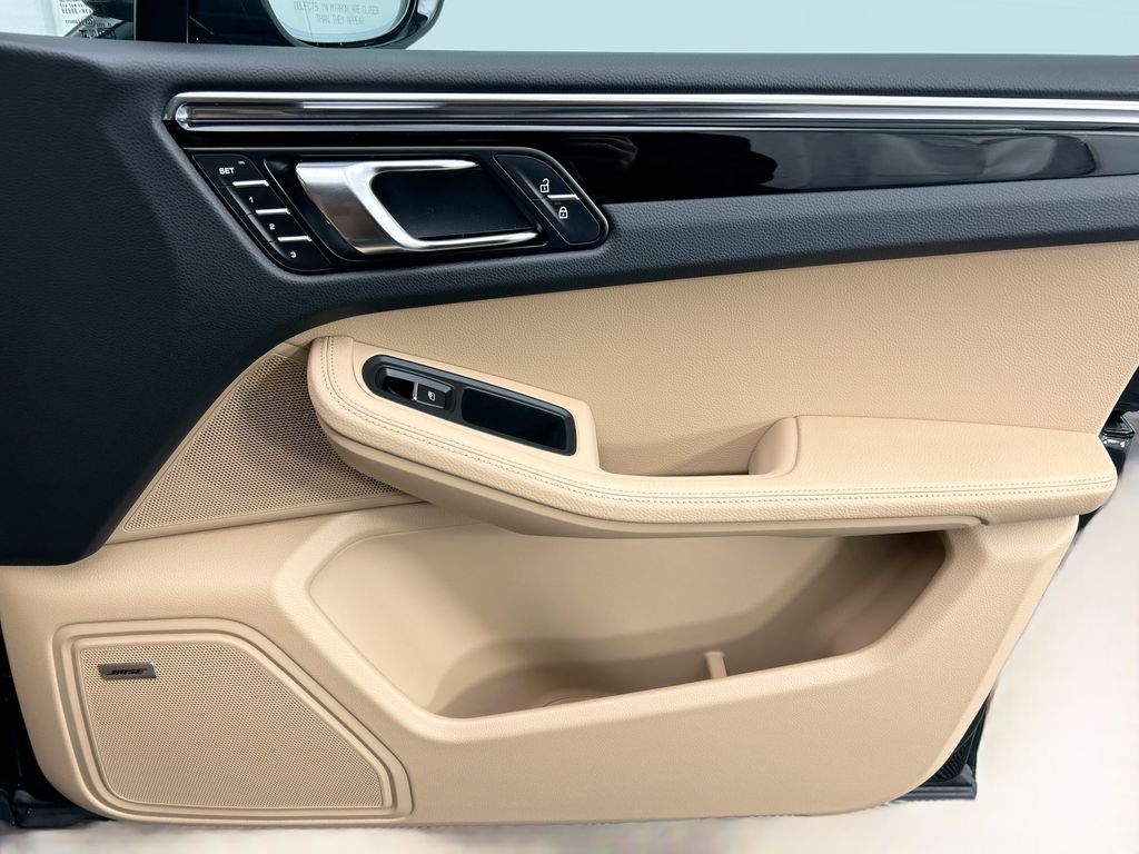 Thumbnail: 2026 Porsche Macan - 26