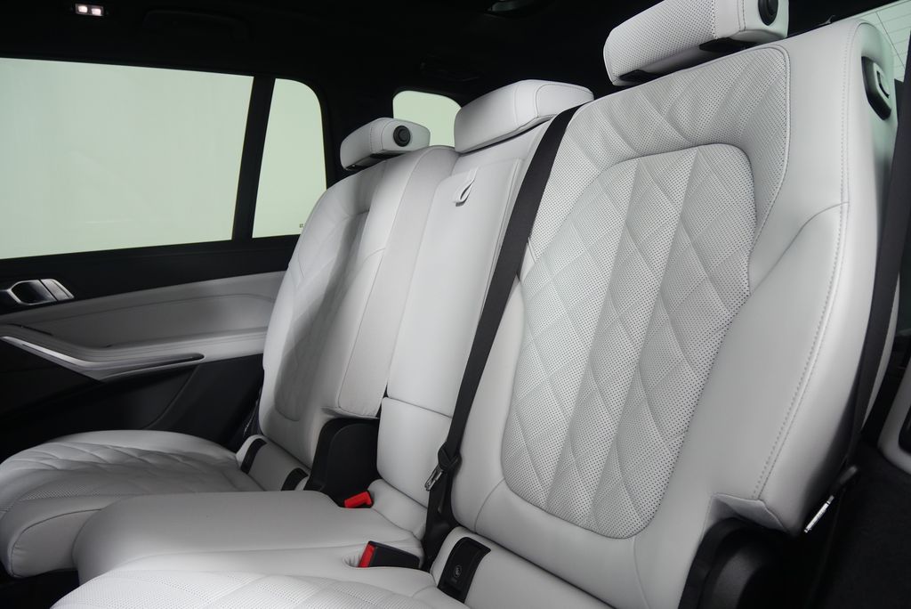 Thumbnail: 2026 BMW X7 - 16