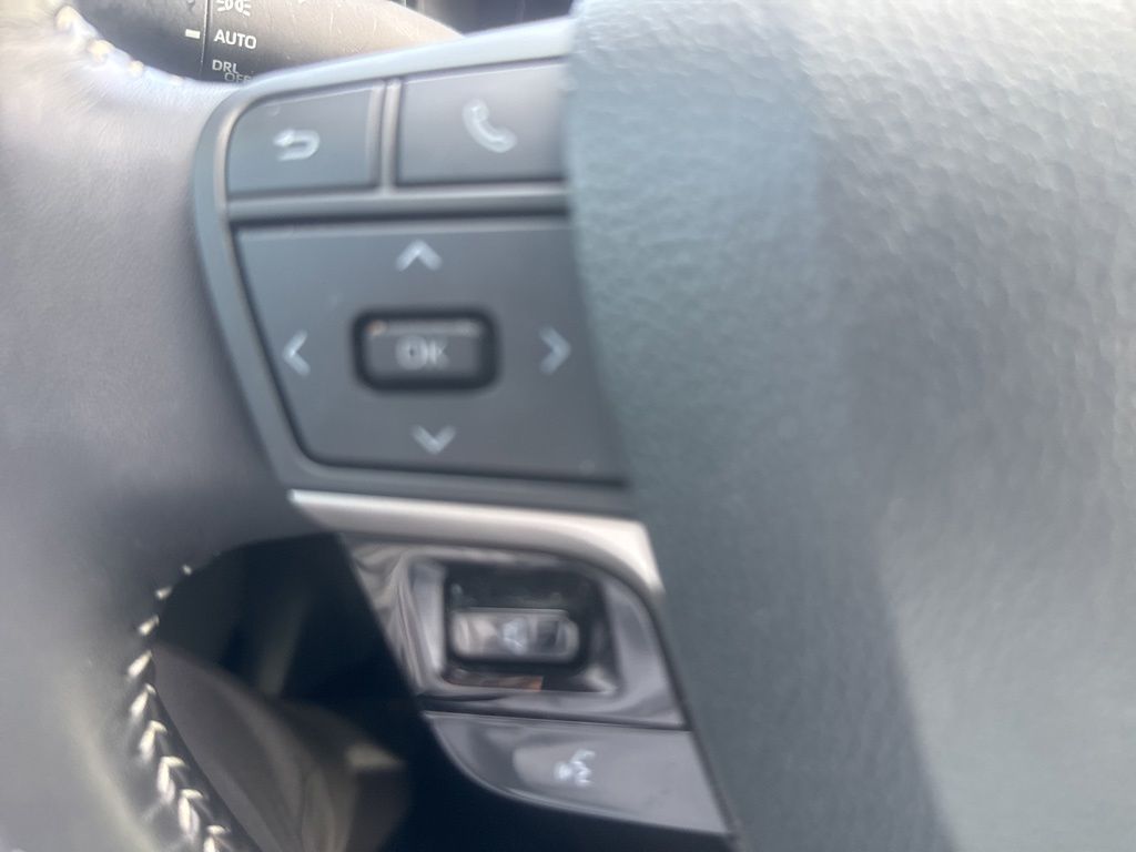 Used 2025  Toyota SE image 18