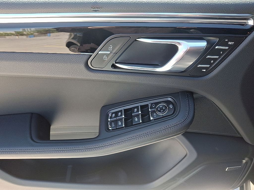 Thumbnail: 2025 Porsche Macan - 14