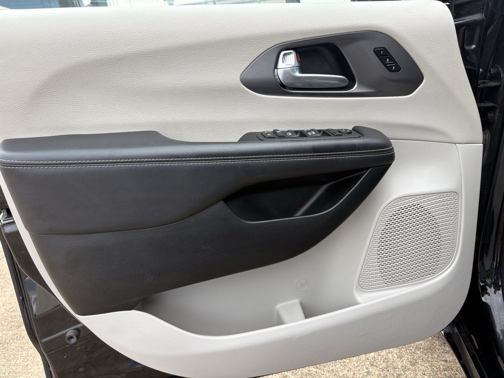 2024 Chrysler Pacifica Touring L - 8