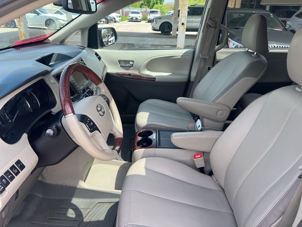 2014 Toyota Sienna XLE 7-Passenger Auto Access Se photo
