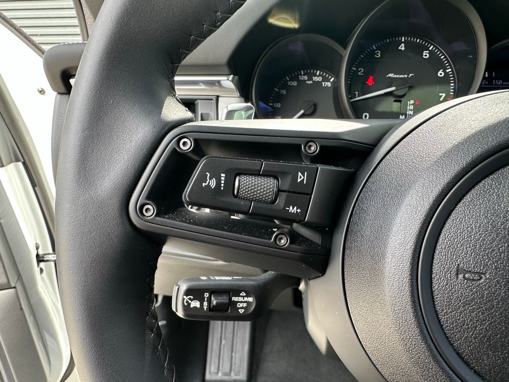 Thumbnail: 2025 Porsche Macan - 17