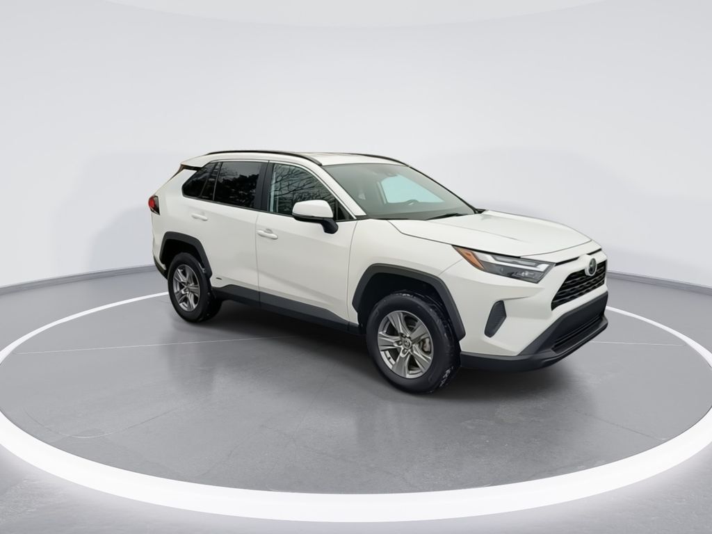 2022 Toyota RAV4 XLE 2