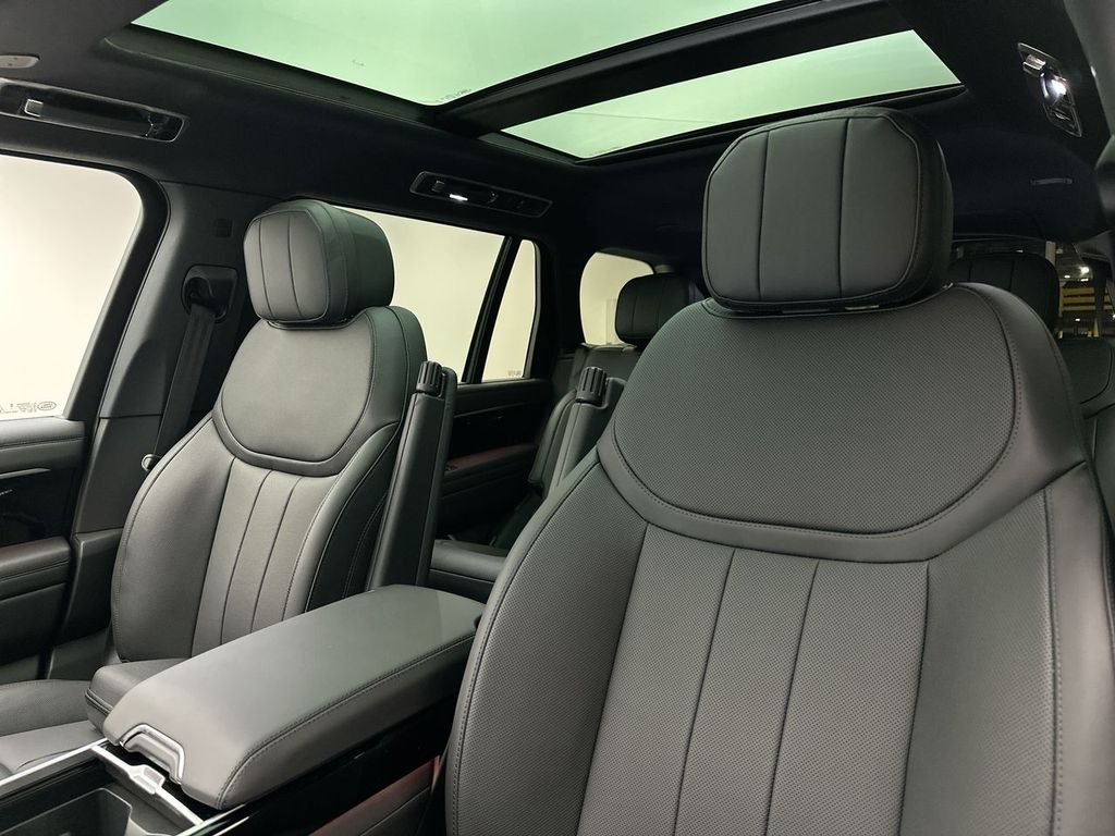 2025 Land Rover Range Rover SE 9