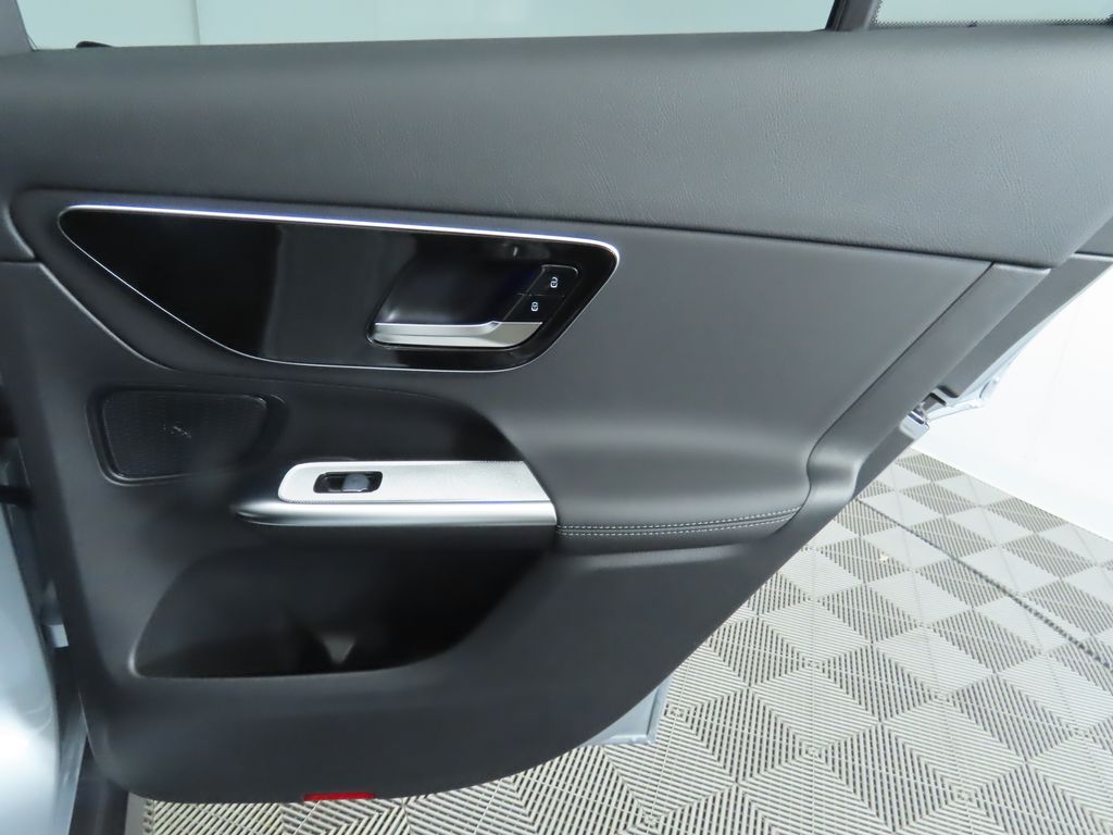 2025 Mercedes-Benz GLC 300 27
